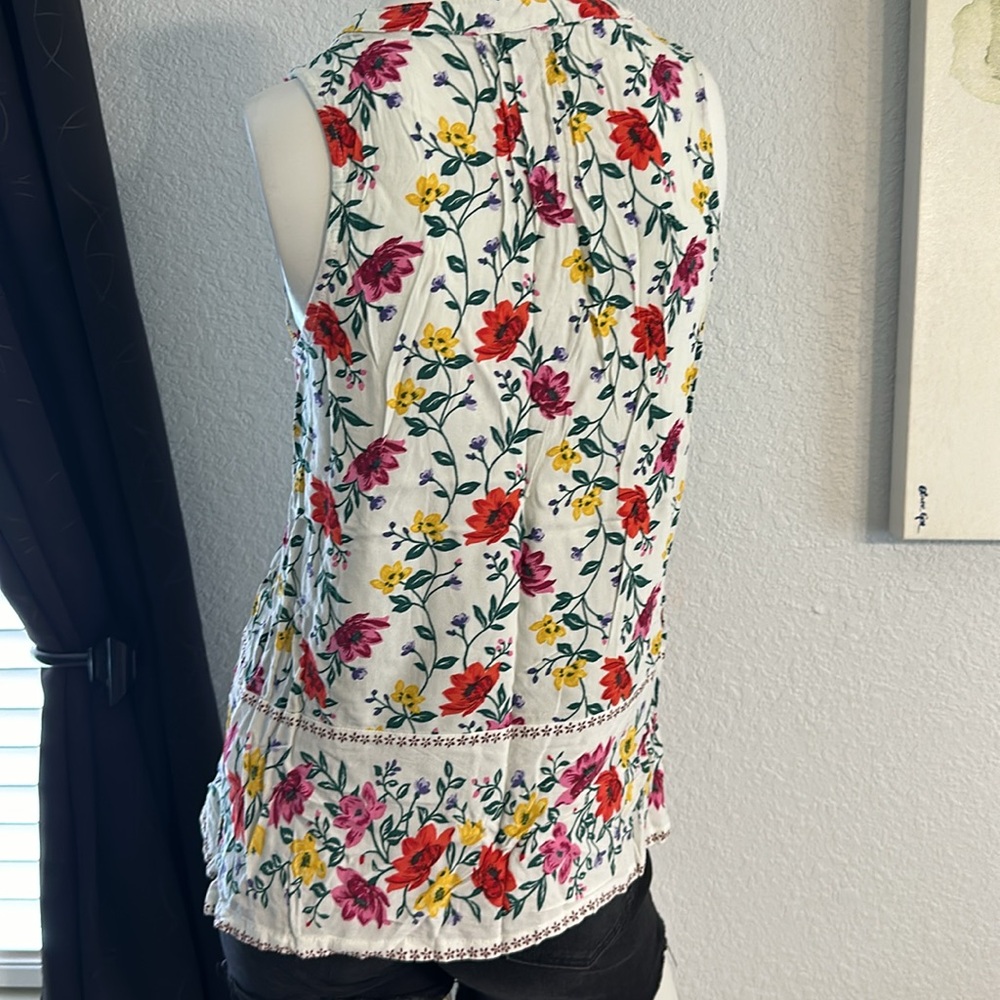 Old Navy  Sleeveless V-Neck White Floral Blouse - Picture 4 of 9